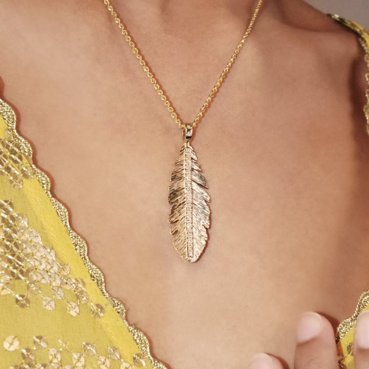 Feather pendant 14 carat gold and diamonds